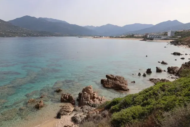 Mare cristallino a Pietrasanta, il tuo viaggio senza stress