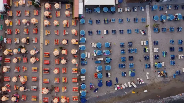 Pietrasanta e il suo mare cristallino: un viaggio sensoriale