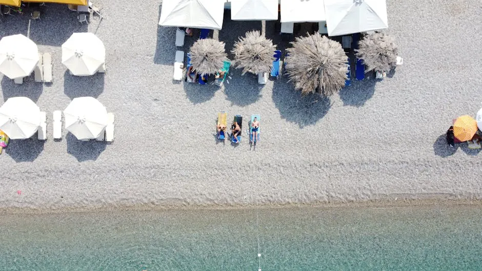 Spiaggia di Pietrasanta con sabbia fine e mare cristallino.